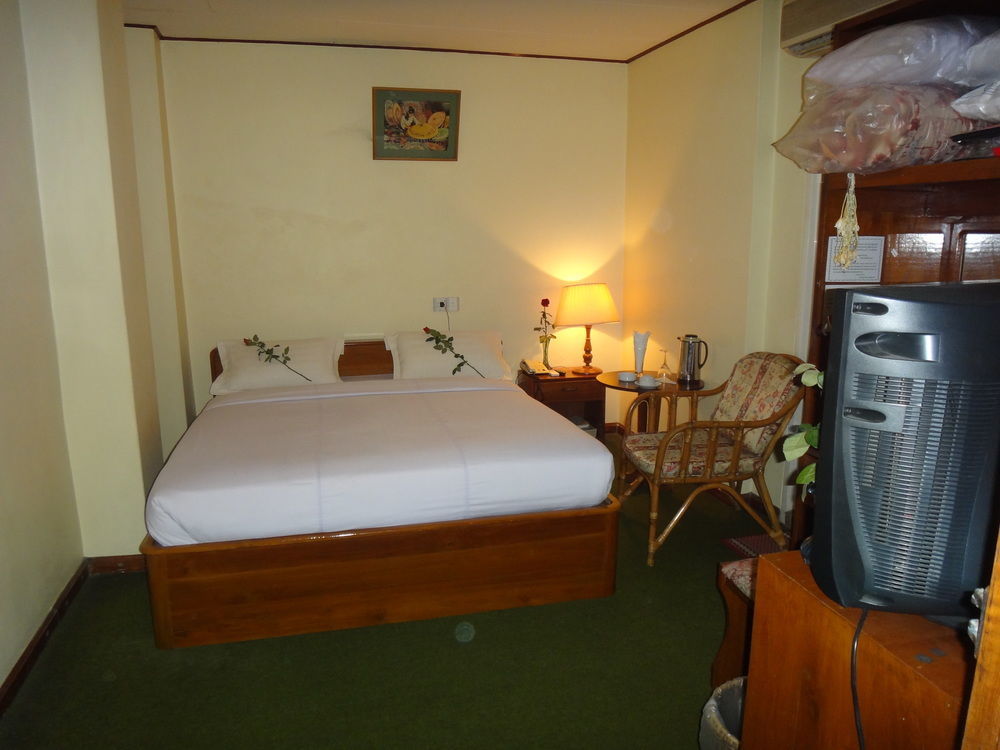 Chit Sayar Hotel Rangoon Buitenkant foto